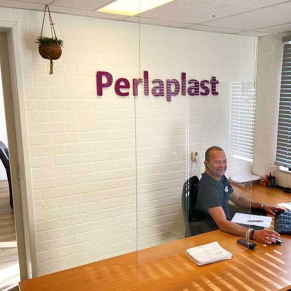 Plexiglas ophangscherm 740 x 1000 mm (bxh) dikte 3 mm met gaatjes Ø5